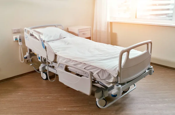 Herstelkamer Met Bed Comfortabele Medische Interieur Van Een Lege Ziekenhuiskamer — Stockfoto
