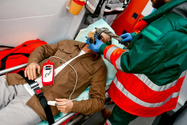 Een Mannelijke Paramedicus Uniform Doet Een Ventilator Aan Met Zuurstof — Stockfoto