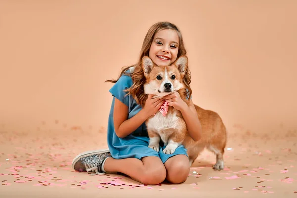 Cute Ładna Dziewczyna Loki Siedzi Podłodze Confetti Przytula Psa Łukiem — Zdjęcie stockowe