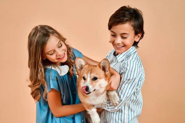 Der Junge Steht Mit Dem Rücken Zur Kamera Und Ein — Stockfoto