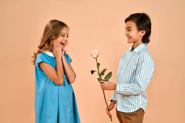 Милий Хлопчик Смугастій Сорочці Дарує Троянду Милій Дівчині Завитками Блакитній — стокове фото