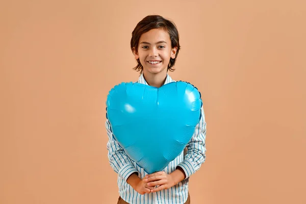 Joli Garçon Souriant Caucasien Dans Une Chemise Rayée Tenant Ballon — Photo