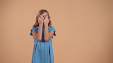 Çizgili gömlekli tatlı bir çocuk şeftali rengi narin bir arka planda soyutlanmış mavi elbiseli, kıvırcık saçlı şirin bir kıza pembe ve beyaz balonlar veriyor..