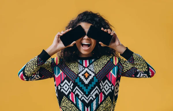 Porträt Einer Schönen Afroamerikanischen Frau Einem Bunten Pullover Gekleidet Bedeckte — Stockfoto