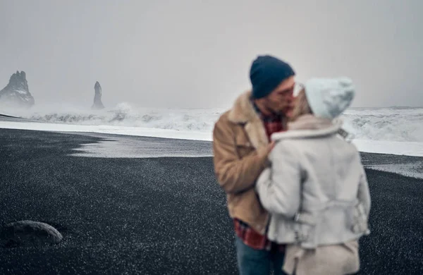 Couple Touristes Amoureux Embrassent Amusent Marcher Long Plage Avec Sable — Photo