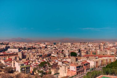 Güneşli bir havada deniz kenarındaki sahil kasabasının güzel panoramik manzarası..