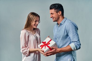 Gri bir geçmişi olan genç ve güzel bir çift. Sevgililer Günü. Doğum günü.