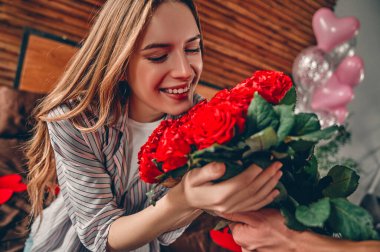 Sevgililer Günü 'nü kutluyoruz. Kırpılmış erkek görüntüsü bir kadına kırmızı güller verir..
