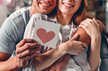 Yatak odasında genç ve güzel bir çiftin görüntüsü var. Sevgililer Günü 'nü kutluyoruz.