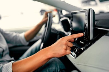 Araba kullanırken navigasyon sistemini kullanan adamın resim elini kapat.