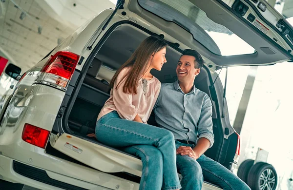 Besuch Bei Einem Autohaus Schönes Paar Sitzt Offenen Kofferraum Seines — Stockfoto