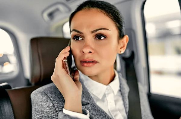 Hermosa Joven Mujer Negocios Coche Hablando Por Teléfono —  Fotos de Stock