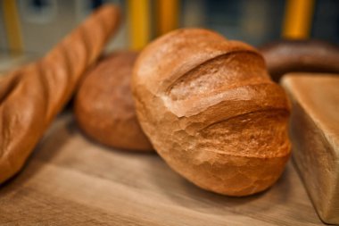 Kırsal bir zeminde farklı bir ekmek. Fırın ürünleri. Fabrika fırını konsepti. Fırın ürünleri. Sağlıklı beslenme.