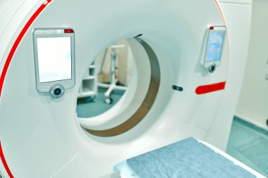 Modern MRI / KT tarayıcısı. Manyetik rezonans görüntüleme. Tıbbi teşhisler için gelişmiş teknolojiler. MRI - Hastanedeki manyetik rezonans görüntüleme cihazı. Tıbbi Malzeme ve Sağlık Hizmetleri.