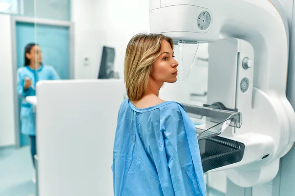 在医院里 病人接受乳房X光透视检查 该检查由乳房X光透视进行 拥有专业医生的现代技术先进诊所 — 图库照片