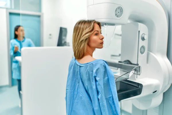 Hastanede hasta mammogram için bir tarama işlemi geçirir ve mammogram tarafından çekilir. Profesyonel doktorları olan modern teknolojik olarak gelişmiş bir klinik.