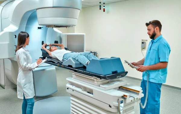 Una Mujer Joven Está Recibiendo Radioterapia Para Cáncer Bajo Supervisión — Foto de Stock