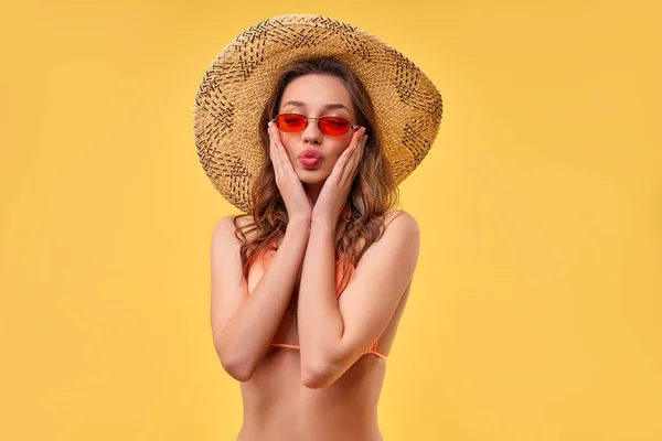 Carino Donna Sexy Costume Bagno Cappello Paglia Occhiali Sole Isolati — Foto Stock