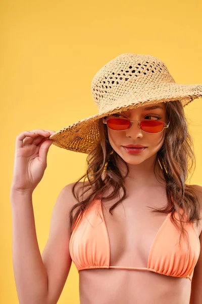 Linda Mujer Sexy Traje Baño Sombrero Paja Gafas Sol Aisladas — Foto de Stock
