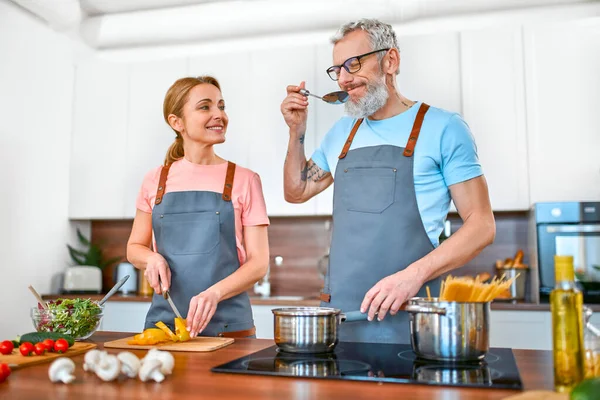 Önlüklü Mutlu Çift Mutfakta Makarna Taze Salata Hazırlıyor Iyi Vakit — Stok fotoğraf