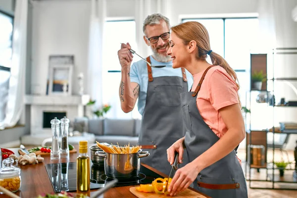 Önlüklü Mutlu Çift Mutfakta Makarna Taze Salata Hazırlıyor Iyi Vakit — Stok fotoğraf