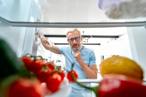 Homem Maduro Abriu Geladeira Para Cozinhar Comer Algo Vista Frigorífico — Fotografia de Stock