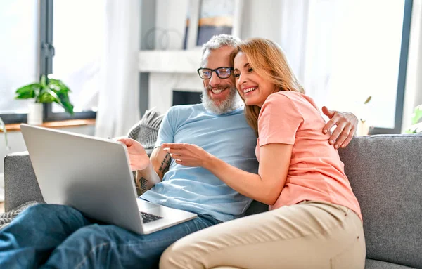 Reifes Paar Sitzt Hause Mit Laptop Auf Der Couch Bleiben — Stockfoto