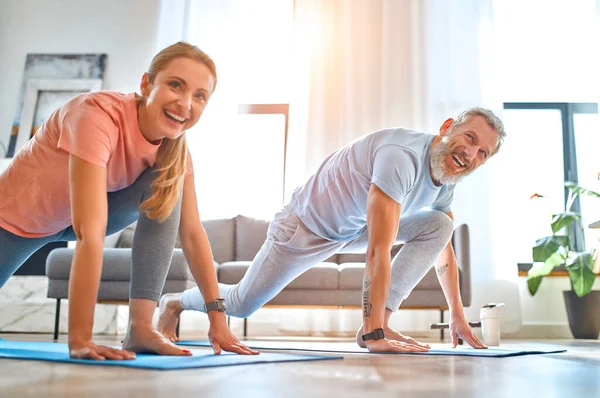 Esporte Fitness Conceito Estilo Vida Saudável Casal Maduro Fazendo Exercício — Fotografia de Stock