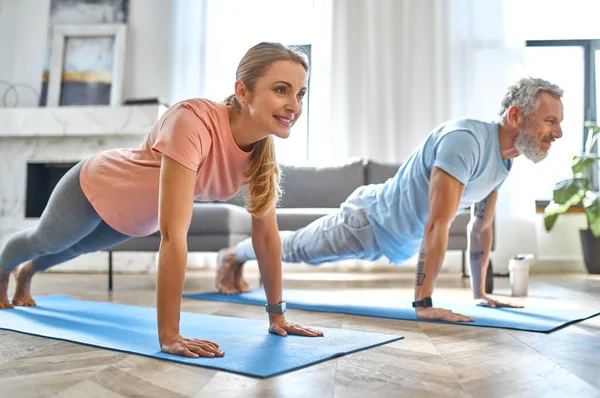 Esporte Fitness Conceito Estilo Vida Saudável Casal Maduro Fazendo Exercício — Fotografia de Stock