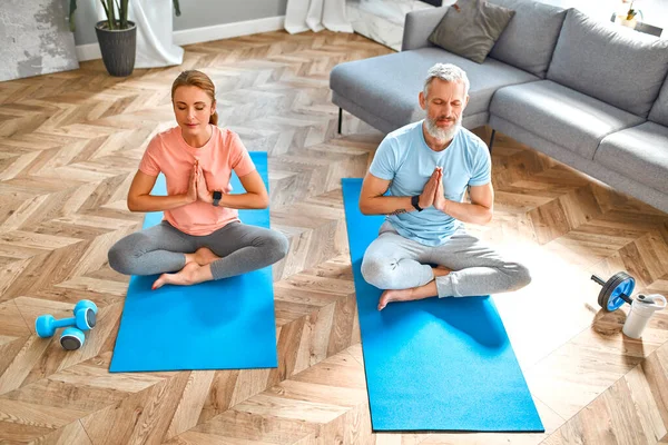 Esporte Fitness Conceito Estilo Vida Saudável Casal Maduro Fazendo Exercício — Fotografia de Stock