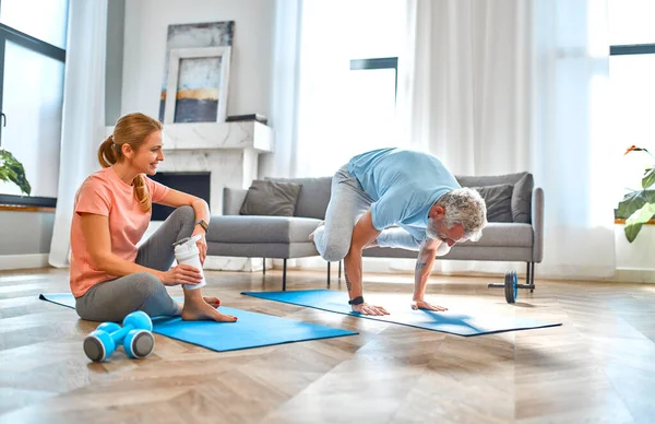 Esporte Fitness Conceito Estilo Vida Saudável Casal Maduro Fazendo Exercício — Fotografia de Stock