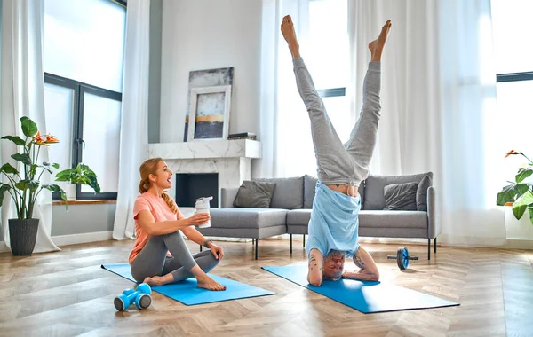 健身和健康的生活方式概念 一对成熟的夫妇在家里做运动或瑜伽 玩得很开心 如何在检疫中保持健康 — 图库照片