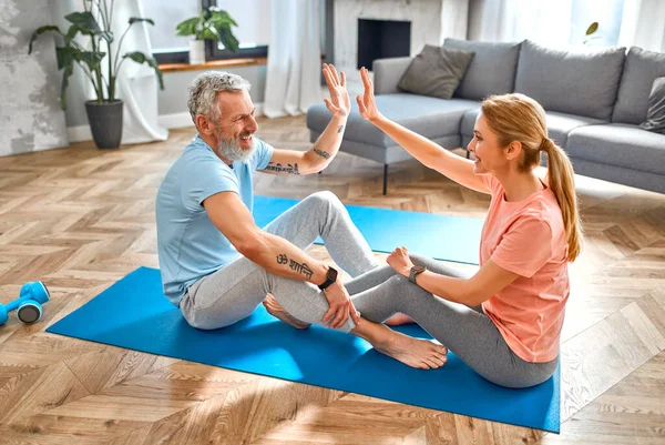 Esporte Fitness Conceito Estilo Vida Saudável Casal Maduro Dar Cinco — Fotografia de Stock