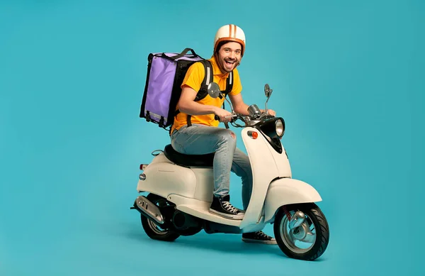 Jovem Mensageiro Homem Entrega Uniforme Com Mochila Térmica Ciclomotor Isolado — Fotografia de Stock