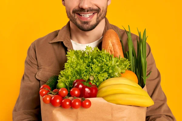 Joven Barbudo Con Paquete Papel Verduras Comestibles Aislados Sobre Fondo — Foto de Stock