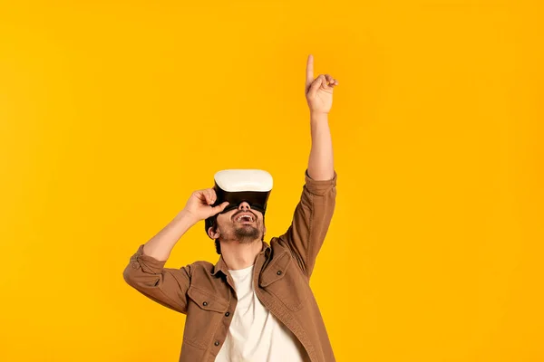 Молодой Бородатый Человек Очках Виртуальной Реальности Изолирован Оранжевом Фоне Технологии — стоковое фото