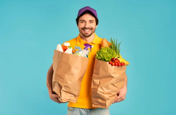 Joven Mensajero Barbudo Hombre Reparto Uniforme Con Paquete Papel Alimentos — Foto de Stock