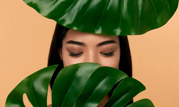 Jonge Aziatische Vrouw Met Schone Stralende Gezichtshuid Met Groen Blad — Stockfoto