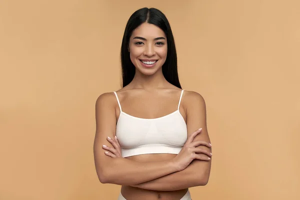 Jonge Aziatische Vrouw Witte Lingerie Kruiste Haar Armen Een Beige — Stockfoto