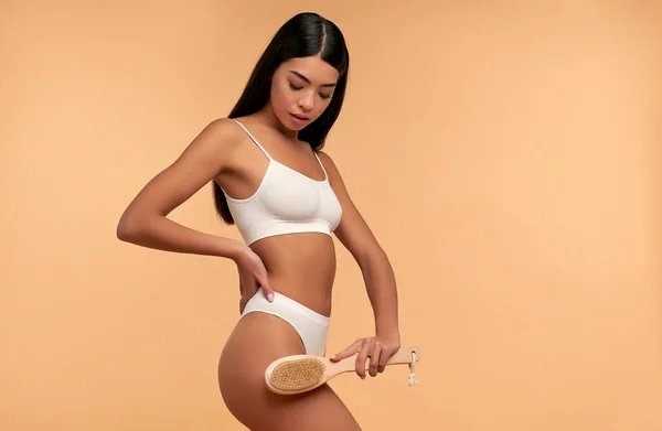 Mladá Asijská Žena Bílém Prádle Dělá Celulitida Masáž Suchým Štětcem — Stock fotografie