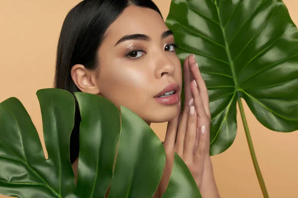 Jonge Aziatische Vrouw Met Schone Stralende Gezichtshuid Met Groen Blad — Stockfoto