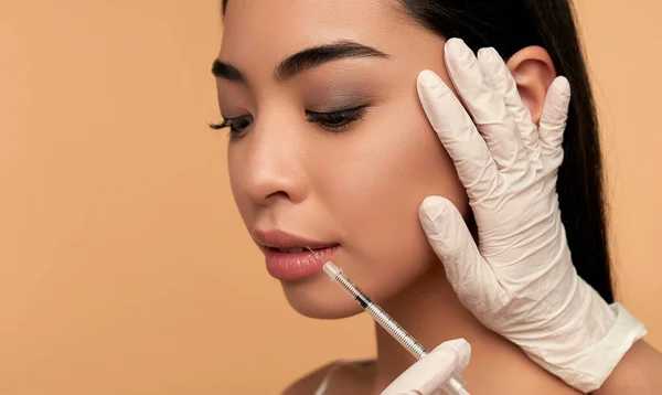 Junge Asiatin Mit Sauberer Strahlender Haut Bekommt Botox Injektionen Zur — Stockfoto