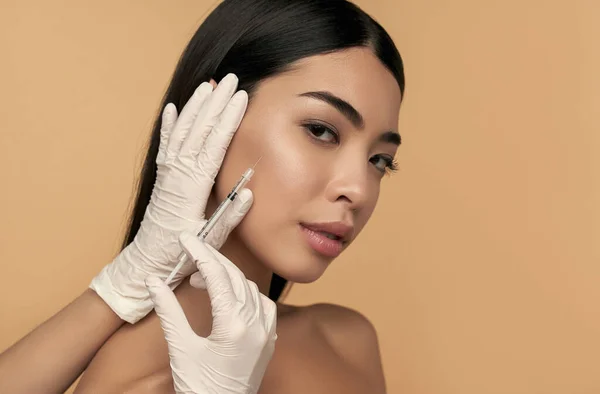 Jeune Femme Asiatique Peau Propre Radieuse Reçoit Des Injections Botox — Photo