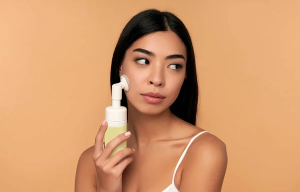 Parlak Tenli Genç Asyalı Kadın Yüzünü Fırça Köpükle Temizliyor — Stok fotoğraf