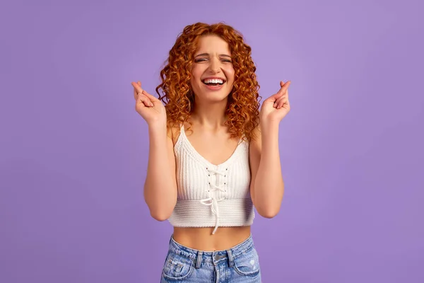 Schattig Roodharig Meisje Met Krullen Sloot Haar Ogen Met Haar — Stockfoto