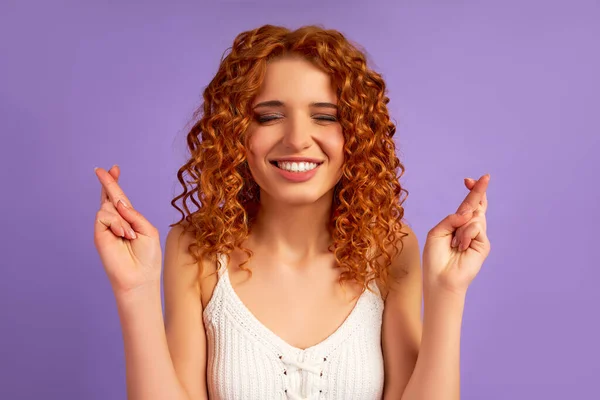 Menina Ruiva Bonito Com Cachos Fechou Olhos Com Dedos Cruzados — Fotografia de Stock