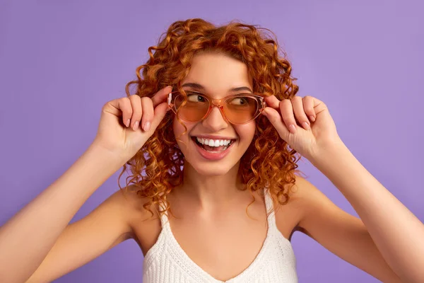 Menina Ruiva Bonito Com Cachos Óculos Sol Está Divertindo Isolado — Fotografia de Stock