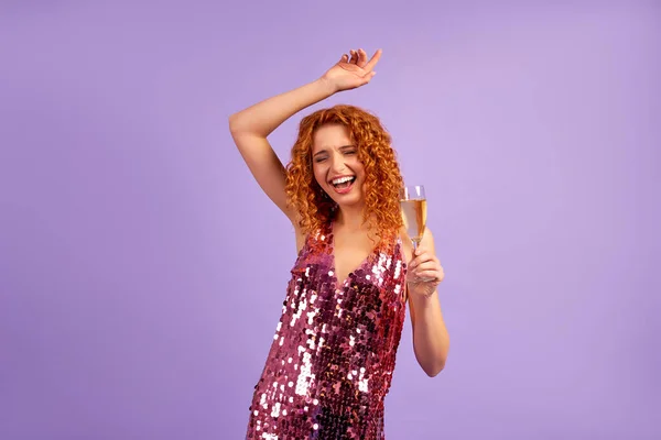 Mulher Ruiva Bonito Com Cachos Vestido Brilhante Uma Taça Champanhe — Fotografia de Stock