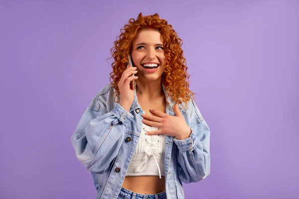 Menina Hipster Ruiva Bonito Com Cachos Uma Jaqueta Jeans Falando — Fotografia de Stock