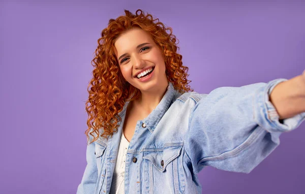 Menina Hipster Ruiva Bonito Com Cachos Uma Jaqueta Ganga Faz — Fotografia de Stock